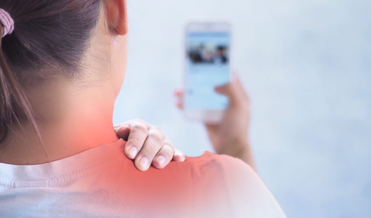 Найчастіше шия болить через неправильну поставу, наприклад, якщо людина довго використовує смартфон